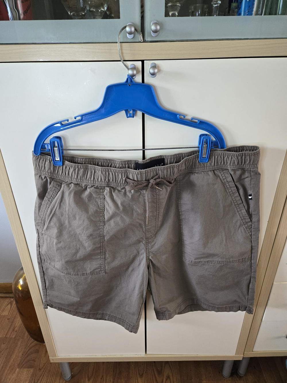 Men's Casual Drawstring Shorts in Taupe Size XL.